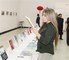 11月24日，在黎巴嫩首都贝鲁特的联合国教科文宫，一名来宾在中国优秀出版物展现场阅读展出的书籍。新华社记者 李良勇 摄